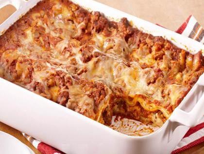 Lasagne Ingredients (serves 4) Meat sauce: 25g butter Topping sauce: 50g butter 1 large onion (chopped) 50g plain flour 2 cloves garlic (crushed) 500ml whole milk 400g minced beef 100g grated Cheddar