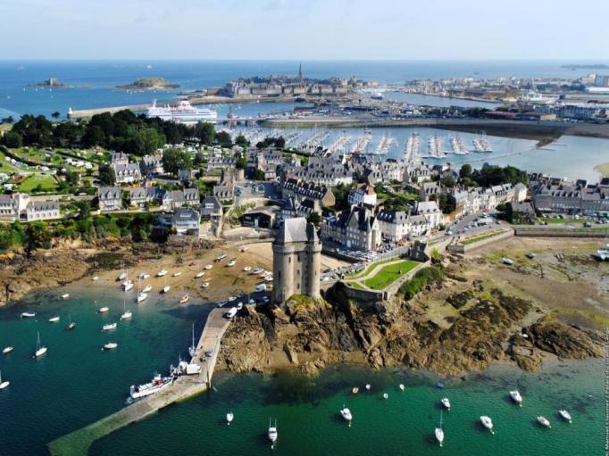 In the 2th century, to escape Viking invasions, the residents of Saint-Malo moved to a neighboring islet, which constitutes now the walled city.