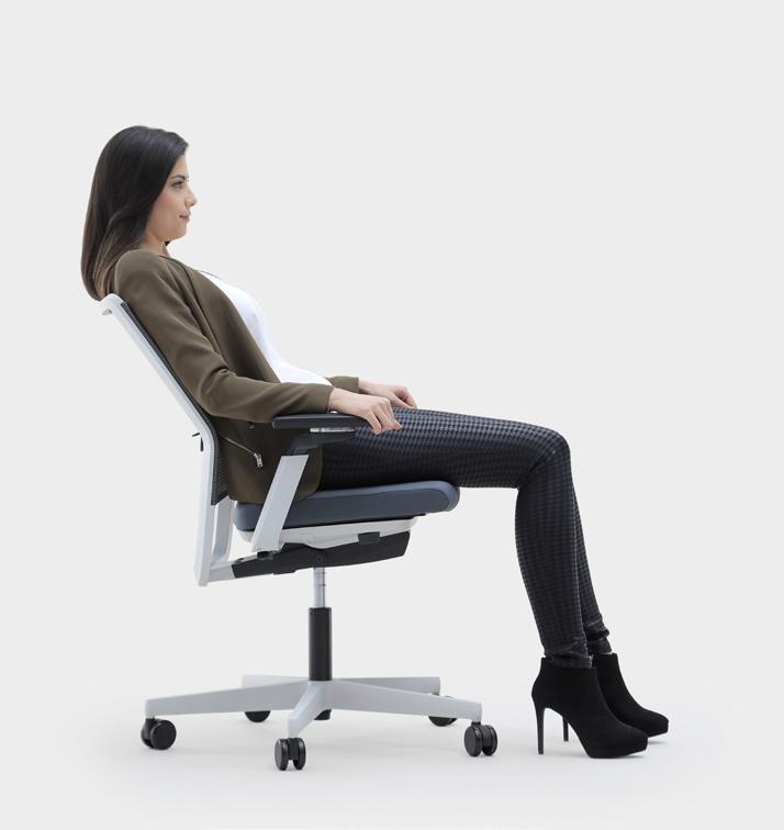 Backrest Tilt Synchronously moving seat during the back tilt offers balanced protection of the distance between the lower back and sitting
