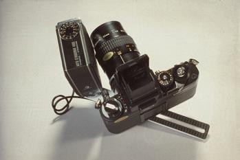 A sports viewer is used, and the position of the light source is at the side of the lens.