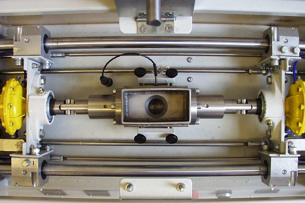 tongue ) operates alternately to the two horizontal pistons to ensure that the gum stays in the appropriate position Temperature can be maintained at 37 C±.