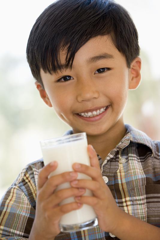 12 Beverages Water is the best beverage choice for children between meals, including at snack time. Water satisfies thirst without adding calories that could lead to weight gain.