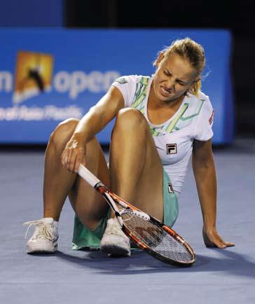 PDHPE in focus hsc course Figure 4.5 Jelena Dokic badly sprains her ankle in the third set of her 2009 Australian Open match.