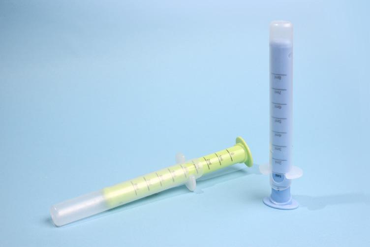 It consists of a container and a spike, both equipped with a sealing, for plastic PP28 bottles. The assembly is secured with a tamper-evident ring.