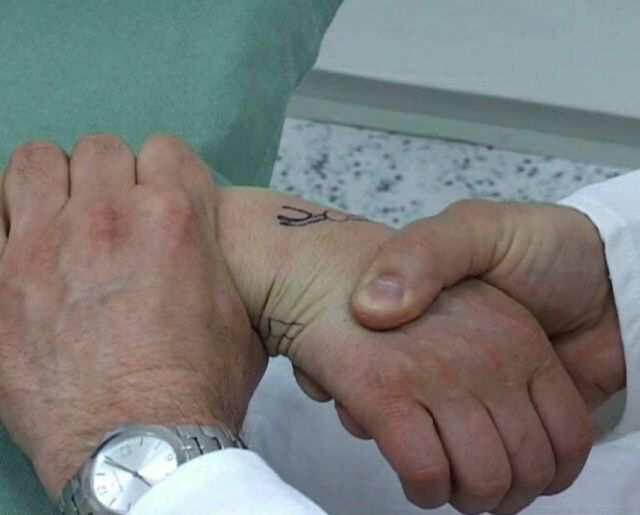 Bolesť je príznakom lézie TFCC alebo ulna impaction syndrómu. TFCC Compression test Technika vyšetrenia Distálny rádius sa zafixuje medzi palec a prsty jednej ruky.