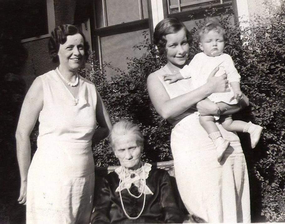 o Four Generations of Women, (1931 Photo) Nutritional