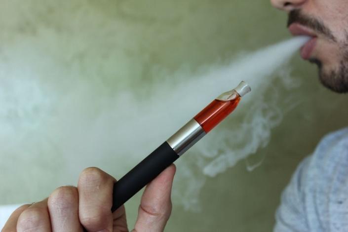 school students and young adults 18-24 years of age (compared to 13% in 2014) and 5% of middle school students (compared to 3% in 2014) reported using e-cigs in the past 30-days in 2015 4.