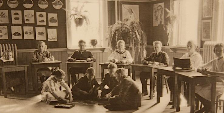 We use the manual alphabet; teach by means of objects, actions, and pictures, anything to develop the child s mind. Top L-R: Frances N. Eddy, Edward P. Clarke, Sarah Whalem, M. Frances Walker.