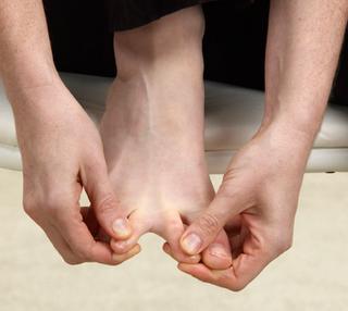 Cover the tops and bottoms of your toes completely, with your pressure distributed evenly over each joint. 3. Spread your toes away from each other. 4.