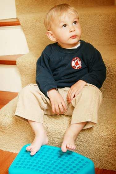 Operant Conditioning Negative Reinforcement A mum uses the naughty step when her 4 year old boy is naughty. He is only allowed to leave the naughty step when he has said sorry for his behaviour.