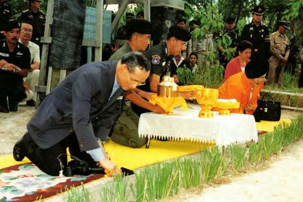 6 His Majesty King Bhumibol suggested of the cultivation of vetiver since (1) Vetiver can withstand drought and floods; (2) It can grow in all types of soil and is