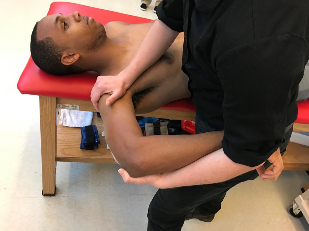 Interventions The participants that received the joint mobilization intervention were positioned supine along the edge of the examination table, so that the glenohumeral joint did not have any