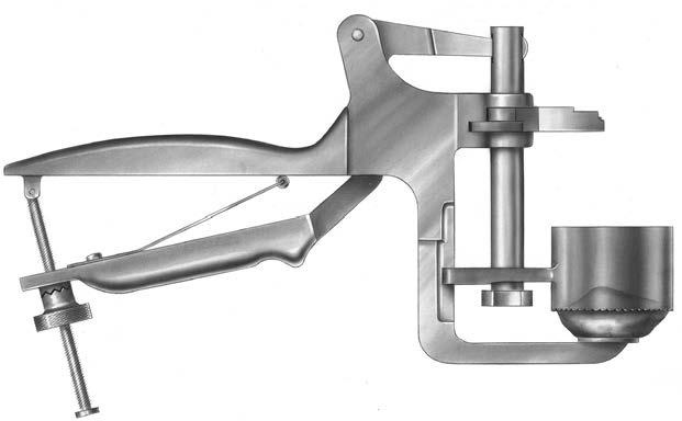 Squeeze the clamp until the anterior surface of the patella is fully seated against the fixation plate (Figure 33). Turn the clamp screw to hold the instrument in place.