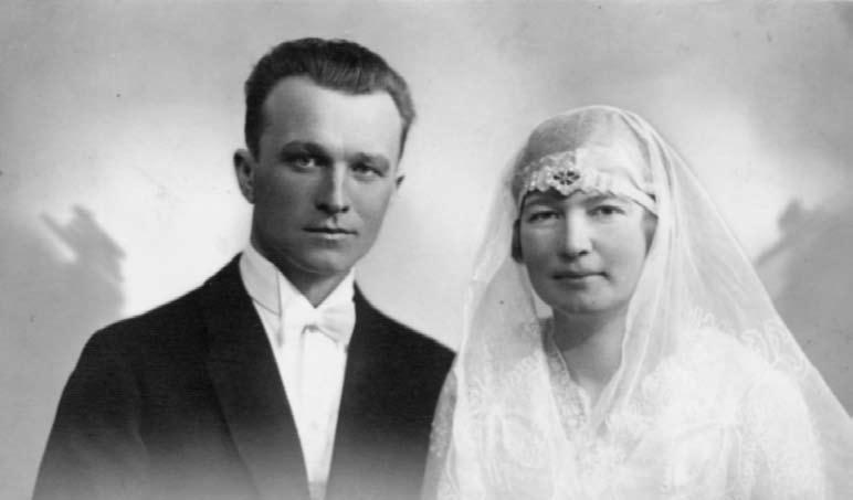 Juhan ja Adele Riives Jaan Lausingu tulevane abikaasa ja minu vanaema Saima oli Juhan ja Adele Riivese tütar. Juhan sündis 24. juunil 1901. aastal Tartumaal ja sai seal kuus klassi haridust.
