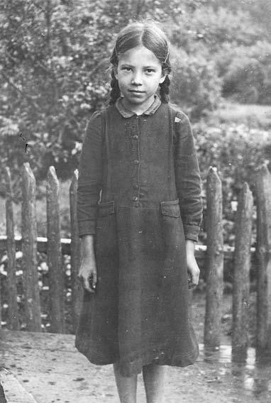 Salme elu ainuke õnnelik aeg 1925-1941 Jaanist kaks aastat noorem, väheldase kasvuga, kuid sitke ja töökas õde Salme räägib oma lapsepõlvest ja taluelust. Sündisin Kastolatsis, kodutalu saunas.
