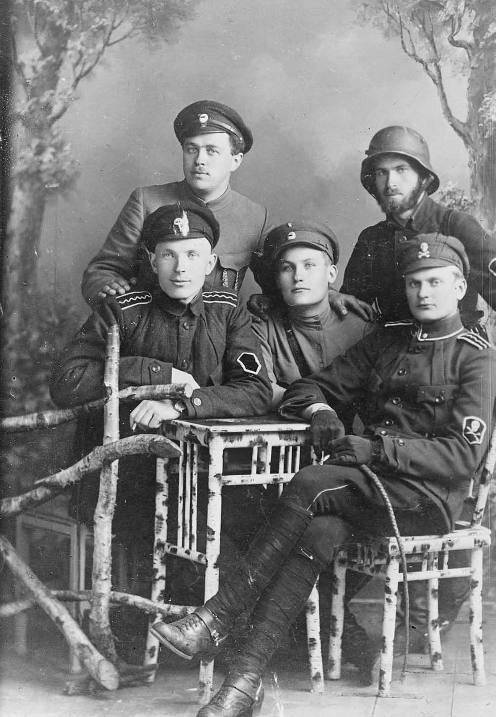 Kuperjanovi partisanide pataljon 1919. aasta suvel. Istuvad: pataljoni adjutant lipnik Rudolf Riives, alamkapten August Aints, 1.