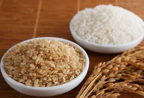 BROWN RICE IS THE HEALTHIEST CHOICE Whole grain brown rice has more vitamins and minerals than white rice. Brown rice has four times the amount of fiber as white.