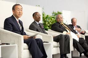 Michel Sidibé and Ambassador Eric Goosby Membership of 40 countries, 30 civil society