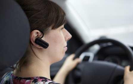 Look, Ma, no hands! Does talking on a hands-free cell phone distract drivers? Researchers recruit 40 student subjects for an experiment to investigate this question.