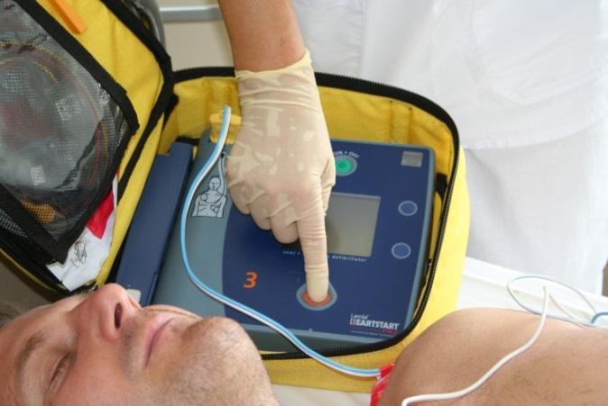 BLS in Adults (ERC 2010) Decision to start BLS: Person does not react & no normal breathing Compression only fatal in case of: Start with COMPRESSIONS longer