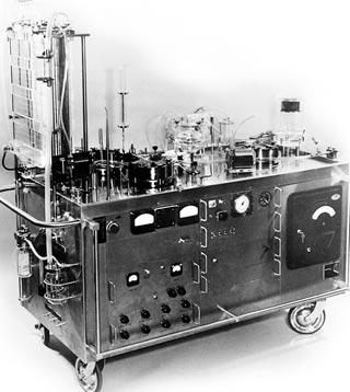 Fig. Gibbon's heart-lung machine in 1953 and the current computer controlled heart-lung machine Working together in 1955, DeWall and Lillehei improved cross-circulation and the first bubble
