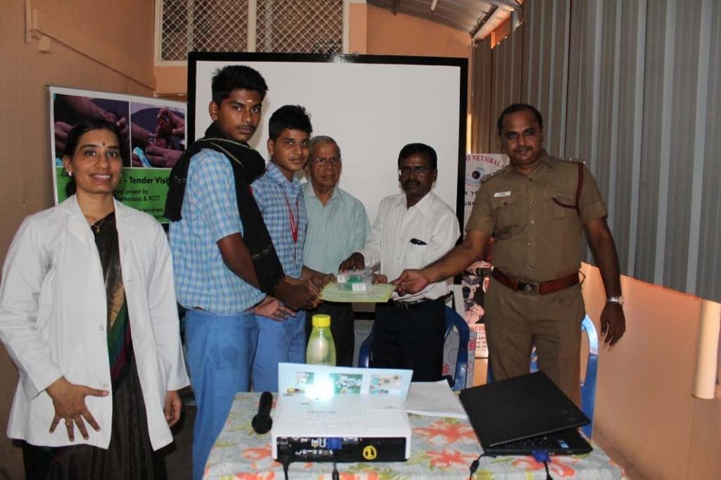 In addition, the participating students received a first aid eye kit and pamphlets about the first aid measures to