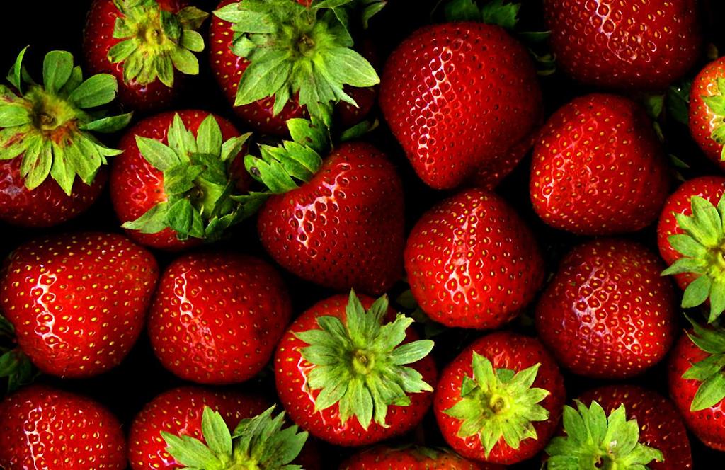 Method: 1. Pull off any green leaves from the strawberries. 2. Put a strawberry in a plastic bag, seal it and gently smash the fruit for about 2 minutes, crushing the strawberry. 3.