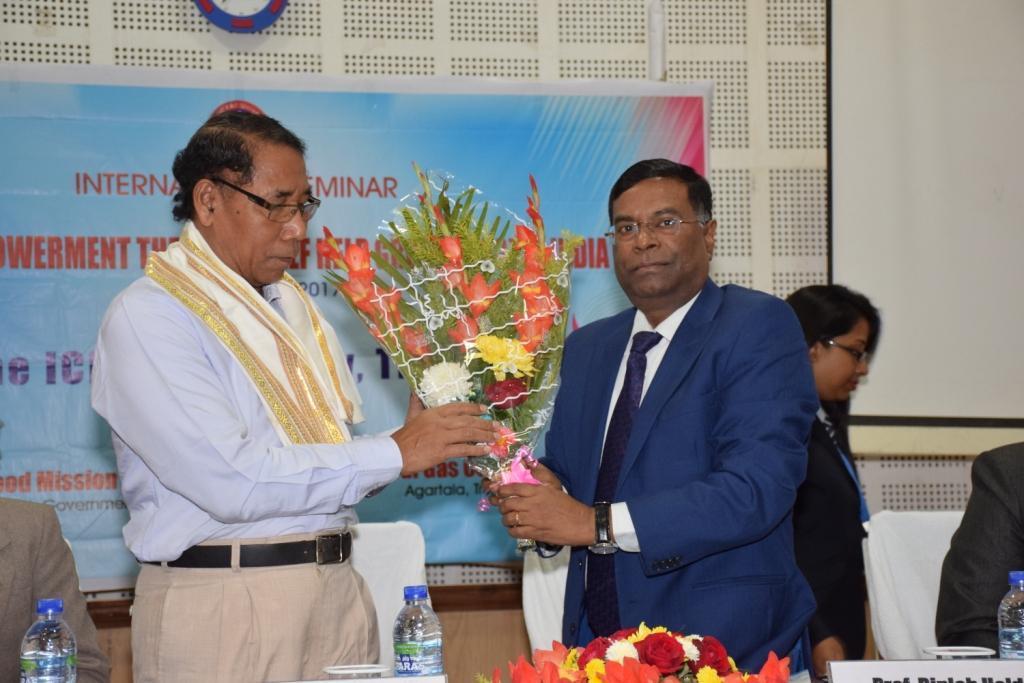 Prof. Biplab Halder, Pro-VC, ICFAI University, Tripura felicitates Mr.