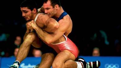 Heavy wrestlers can be harder to topple because their centre of gravity is lower.