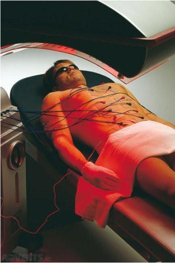 INFRARED The heart of Slim UP ULTRA is based on 6 sources of infrared lights with wave lengths selected which has the power to penetrate the skin barrier and to act at a depth which cellulite and fat