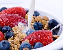 Eating before exercise Breakfast choices Breakfast cereal/porridge + low fat milk Toast + baked beans or eggs Fruit and Yoghurt Banana sandwich