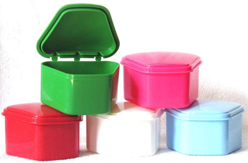 18 --ISO Specification 1563-1990 --FDA approved Snap Lock Retainer Cases come in 8 colors and easily holds 2 Hawley