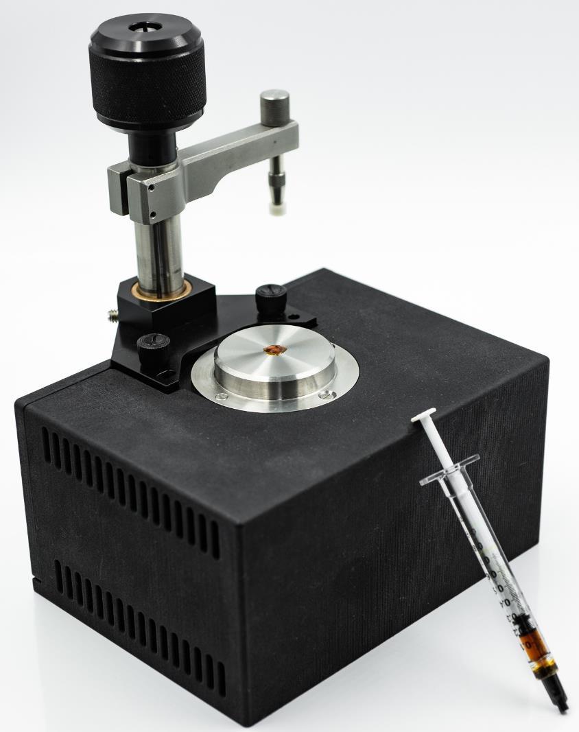 3 Figure 1 A photo of the BSS 2000 Cannabis Analyzer with a sample of cannabis oil resting on its sampling window.