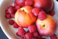 RASPBERRY NECTARINE - 1 cup of sliced nectarine - ½ cup of whole raspberries Raspberry: Raspberry has plenty of
