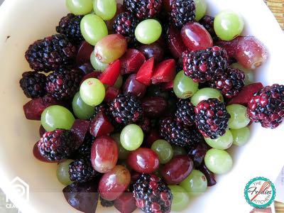 BLACKBERRY GRAPE - 1 cup of whole blackberries - ½ cup of whole grapes Blackberry: