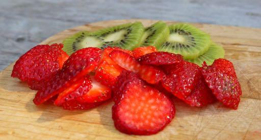 KIWI STRAWBERRY - 1 cup of sliced strawberries - 1 kiwi, sliced Strawberry: A major source of