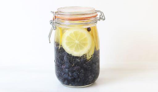 BLUEBERRY LEMON - ½ cup of whole blueberries - ½ lemon, sliced Lemon: An effective detoxifier, lemon can help cleanse your liver,