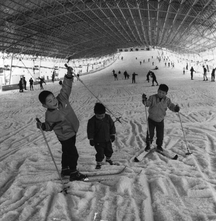 9 5 Figure 3 shows an indoor ski slope. Figure 3 Getty Images/Three Lions 5 (a) Indoor ski slopes are an example of an urban adaptation of an outdoor and adventurous activity.