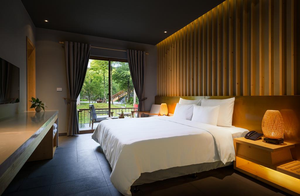 Price TWIN SHARING Premium Deluxe / Balcony Deluxe Room: VND 53.038.000*/per person Junior Suite: VND 54.211.000*/per person Bungalow Senior Suite: VND 56.511.