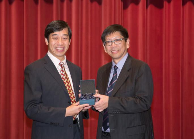 Kwing CHAN Dr Kwing Hong LEE (right) received the