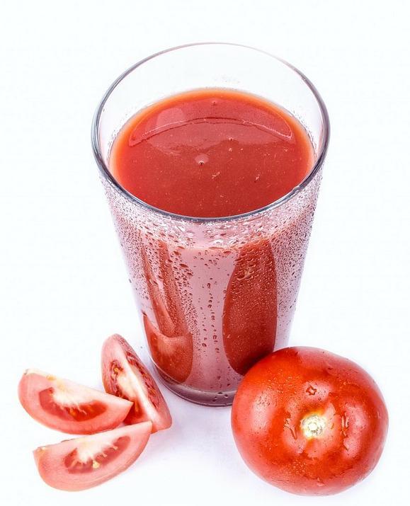 Dry Skin Relief Juice This juice is high in vitamin C and antioxidants, which protect the skin from the effects of oxygen free radicals.