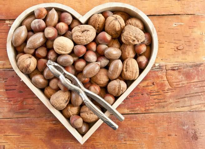 12 The Nuts Report 2015 NEW HEART HEALTH RESEARCH The body of evidence of effects of nut consumption on health continues to grow as more studies and analyses are conducted.