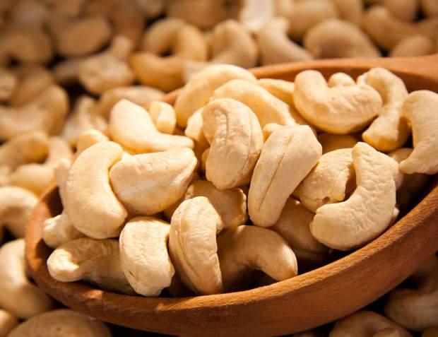 The Nuts Report 2015 5 NUT CONSUMPTION IN AUSTRALIA HEART DISEASE IN AUSTRALIA The Australian Dietary Guidelines define a serving of nuts as 30 grams and encourage regular consumption as part of the