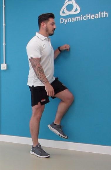 B) Standing clam Transfer your weight onto one leg and tense your tummy muscles. Rest your foot against the inner side of the opposite knee. 2.