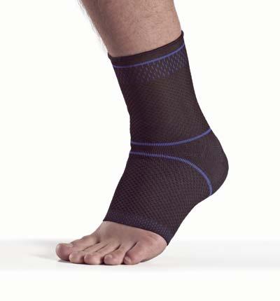 The silicone pads in combination with the compression provide an increased proprioception from the joint. Can be used both for left and right.