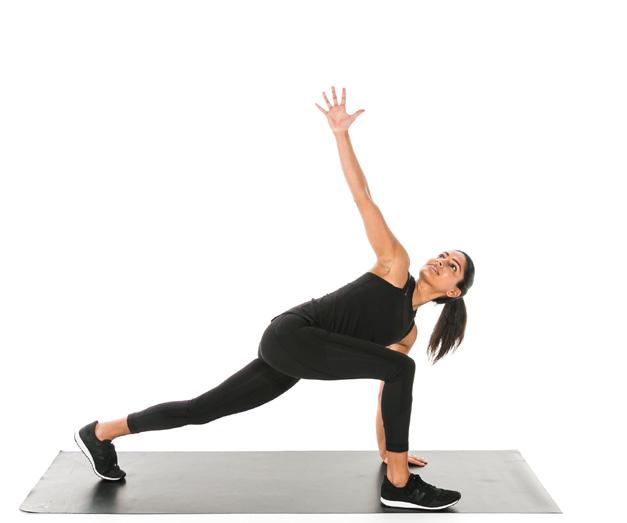 Cool-down WORLD S GREATEST STRETCH 2 MIN From a plank position, bring your right foot to the outside of your right hand.