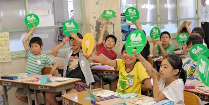 Elementary school students Since 1932, Lion and LDH have jointly held the Oral Health Event of Brushing Teeth for Children every year during the week of dental/oral health in June.