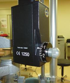 2 Ophthalmology (a) (b) Figure 1: (a) The standard Goldmann applanation tonometer (sgat: AT9, Haag-Streit International, Koeniz, Switzerland); and (b) the digital Goldmann applanation tonometer