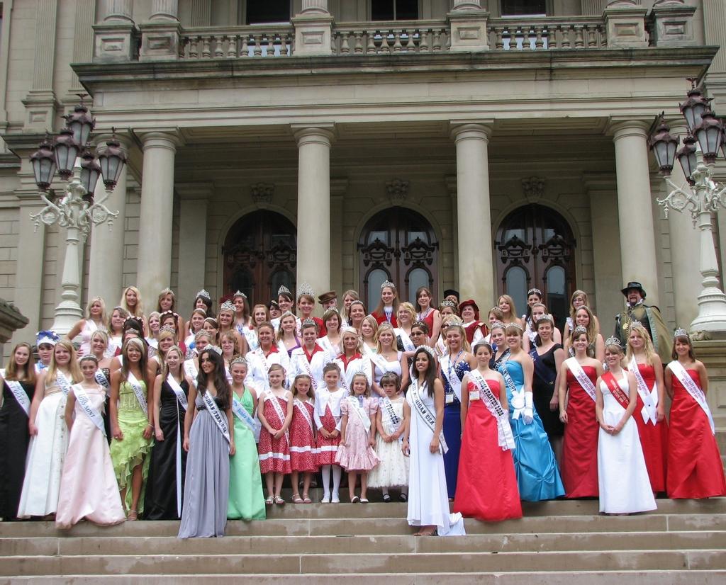 Michigan Festivals & Events Association presents Party @ MI Place Royal Luncheon On The Capitol Lawn, Lansing, MI June 17th, 2015 11:00am 1:00pm Dear MFEA Members, Michigan Festivals and Events