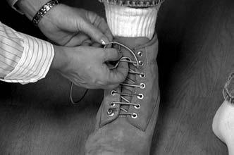 At the top, go through the last hole a second time to keep the shoe securely on the foot all day long. Now the shoe is ready to give the patient. 1.